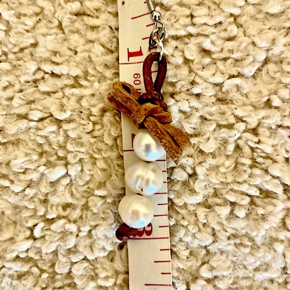 Light brown suede and natural pearl necklace ,earrings set. 34 pearls in total! - Picture 6 of 8